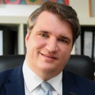 Bild von Rechtsanwalt Richard Schmidt bei der Arbeit